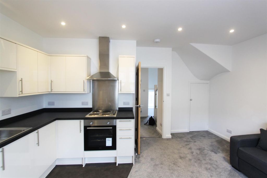 Property photo 3 of 14 Upper Lewes - Lounge 3.Jpg