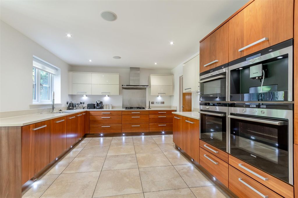 Property photo 3 of 17 8555740-Interior16.Jpg