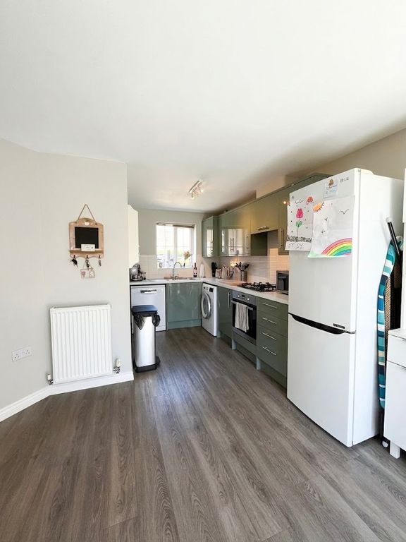 Property photo 3 of 11 Kitchen
