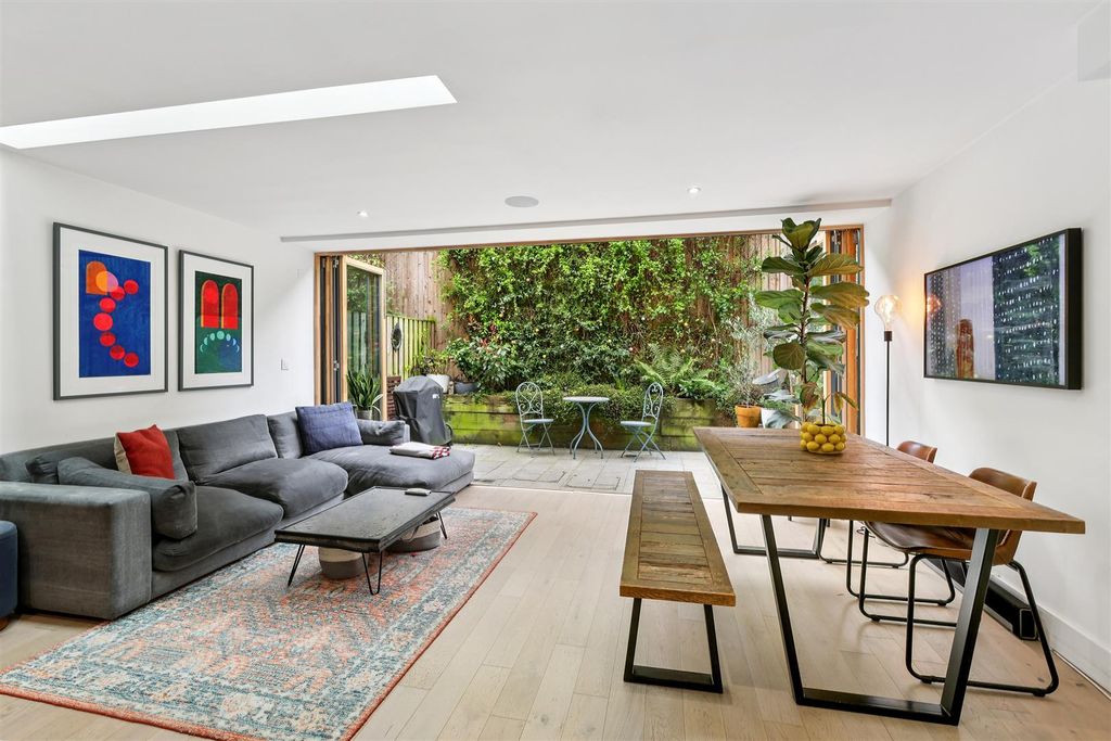 Property photo 3 of 11 Vinery Way
