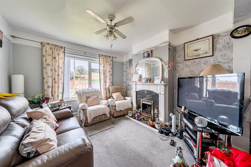 Property photo 3 of 11 Living Room