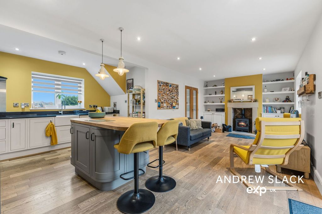 Property photo 2 of 40