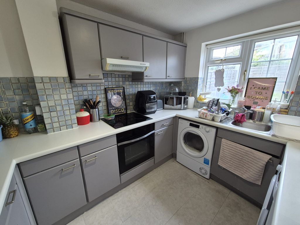 Property photo 3 of 9 Kitchen