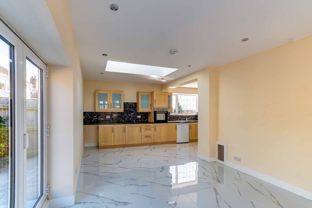 Property photo 2 of 12 Picture No. 05