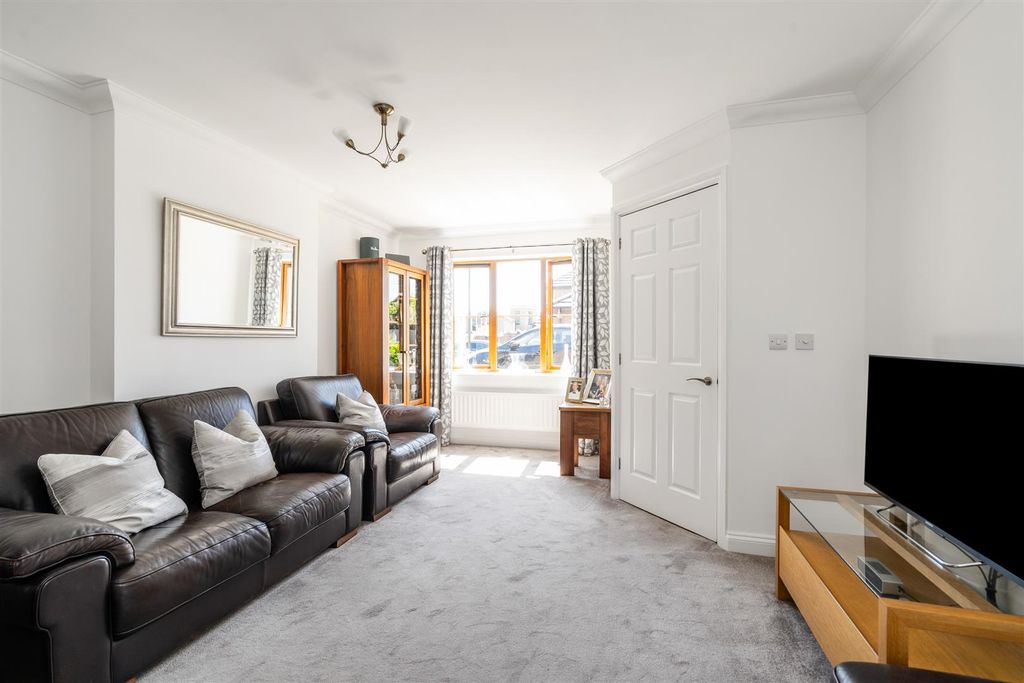Property photo 3 of 17 2 Enderby Close Bentley Heath_21.Jpg