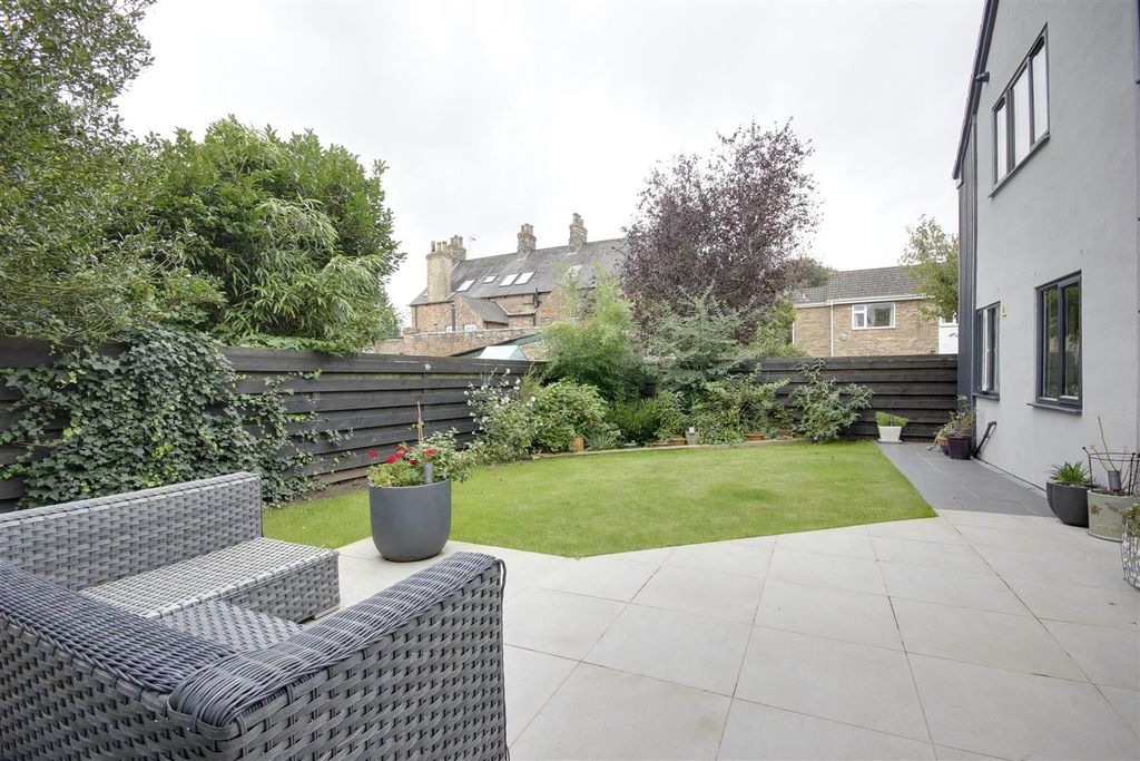 Property photo 3 of 22 Outside