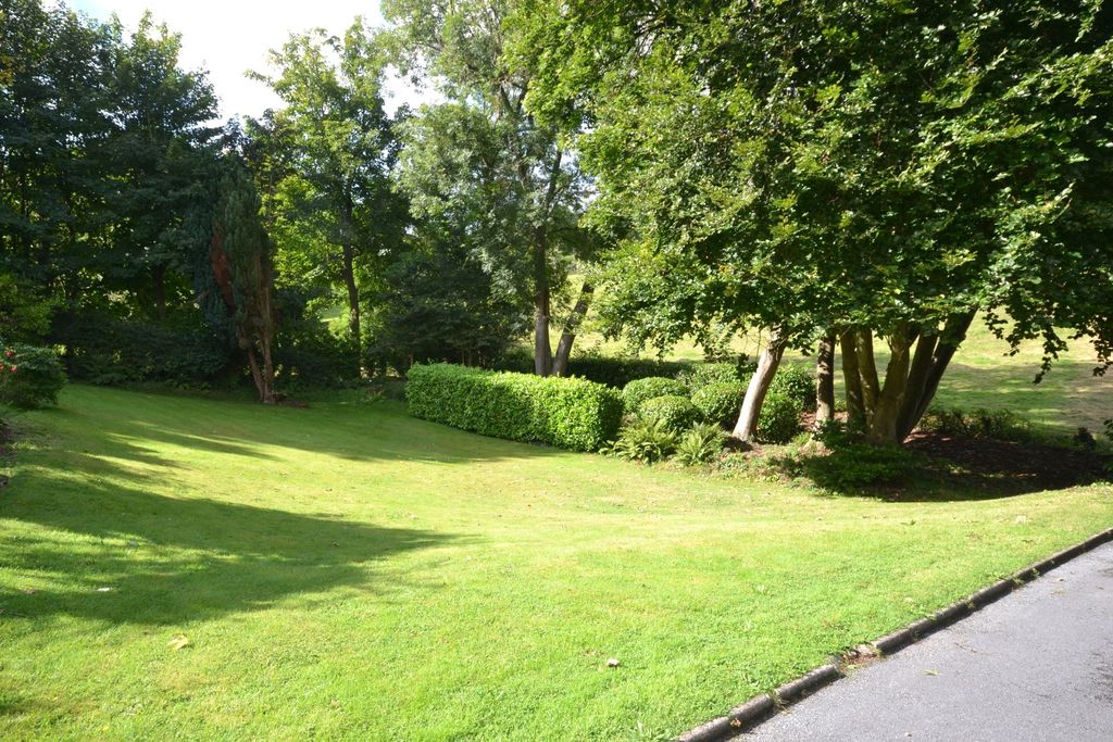 Property photo 2 of 10 Communal Gardens