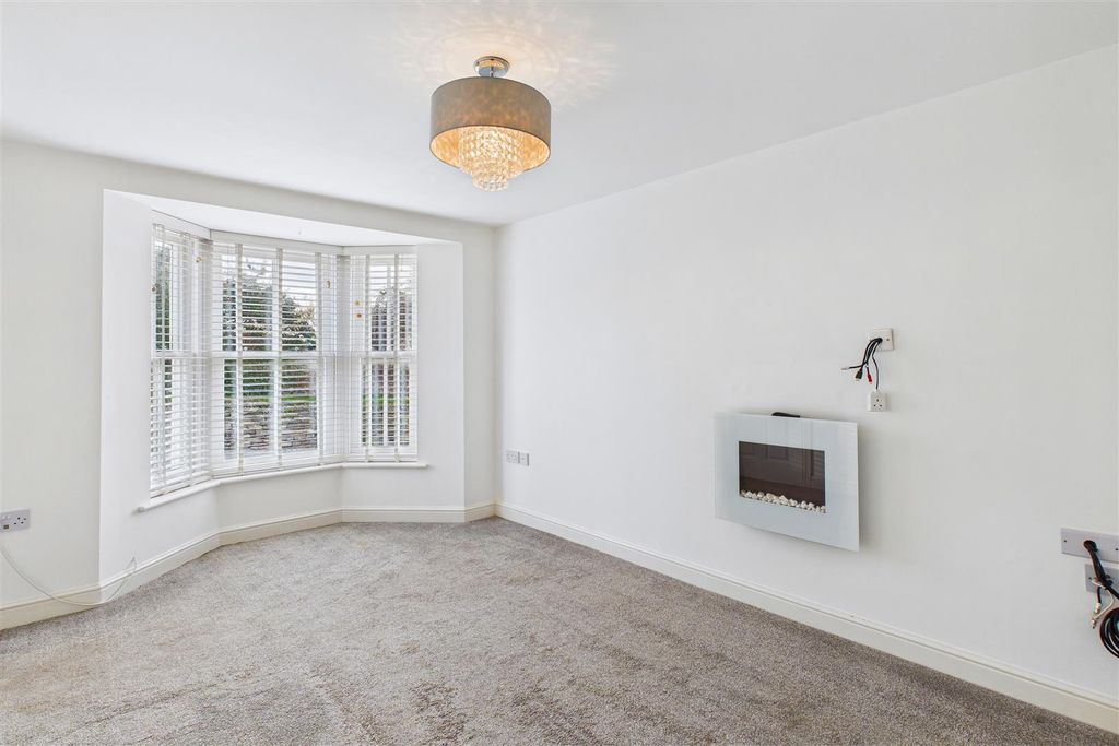 Property photo 2 of 17 Lounge.