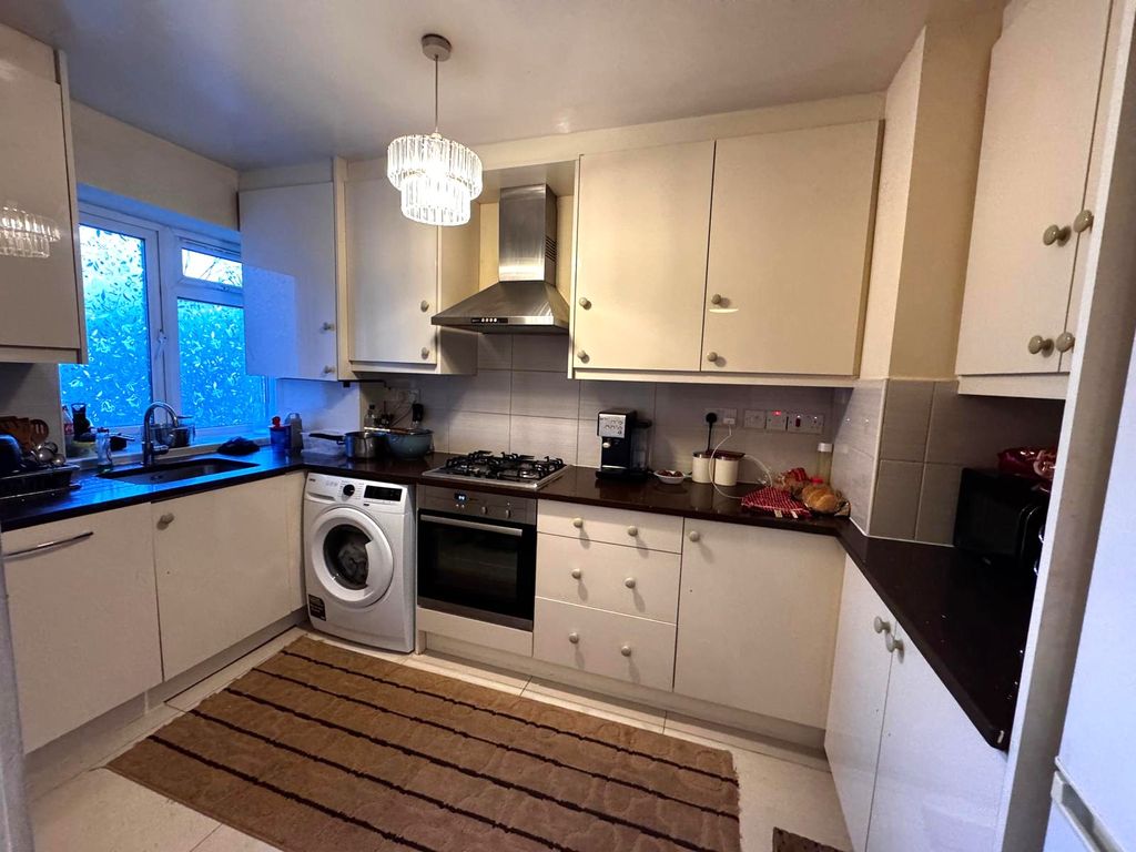 Property photo 1 of 9 Photo 7