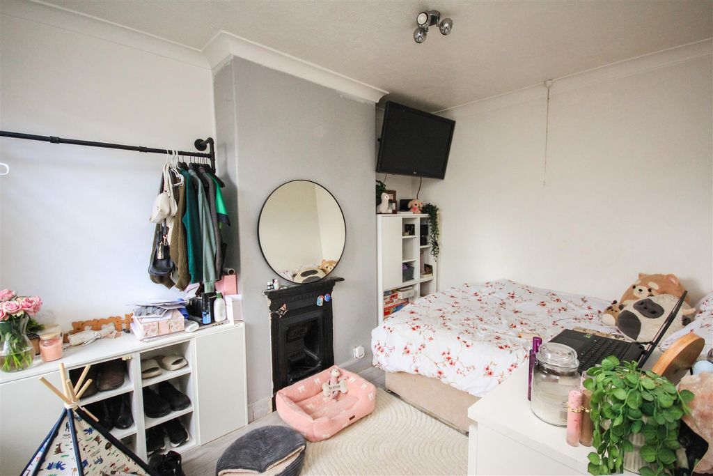 Property photo 3 of 8 Bed 2.Jpg