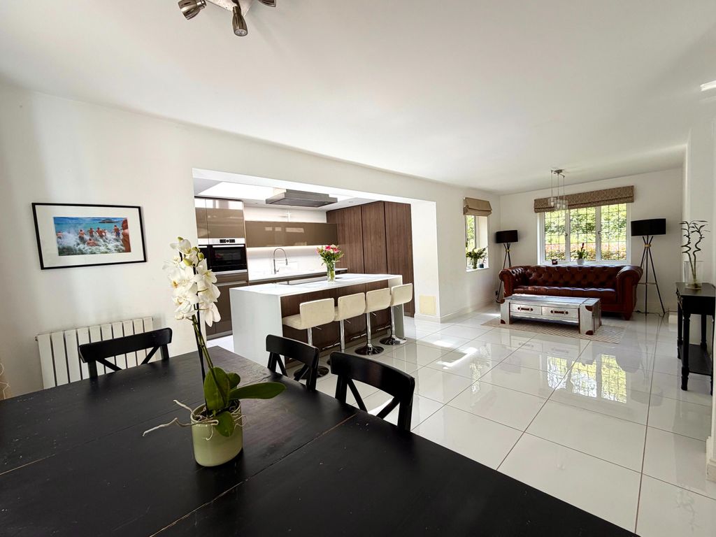 Property photo 2 of 18 Kitchen / Dining