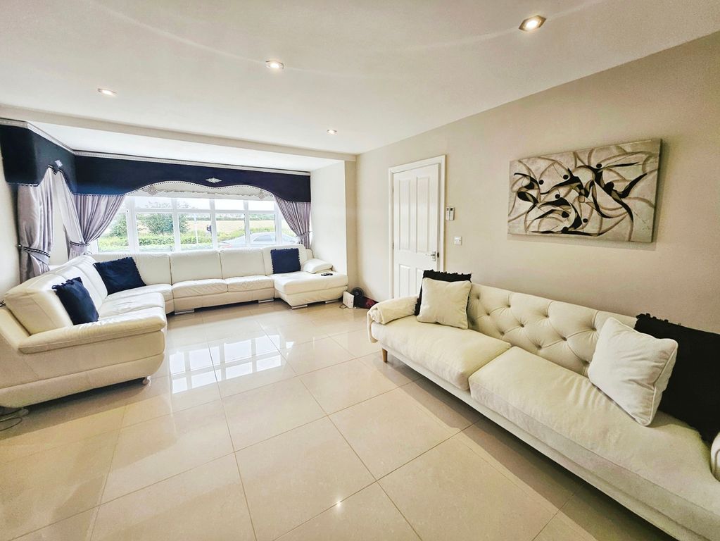 Property photo 2 of 28 Lounge