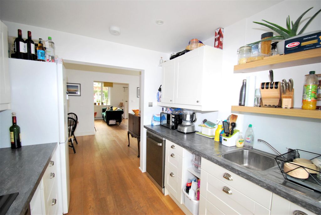 Property photo 3 of 9 Kitchen