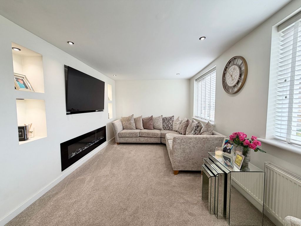 Property photo 2 of 19 Lounge