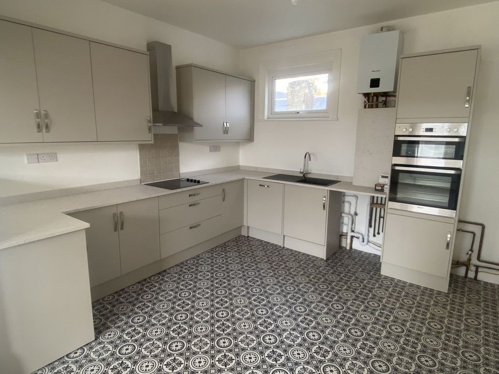 Property photo 3 of 9 Photo 6