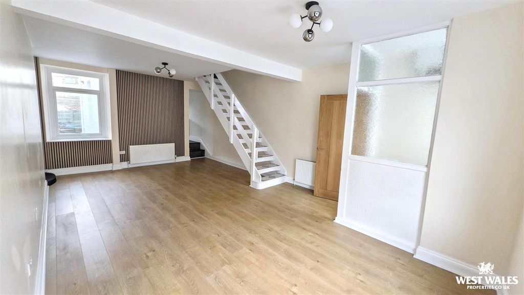 Property photo 3 of 19 Best Diningroom Photo.Jpg
