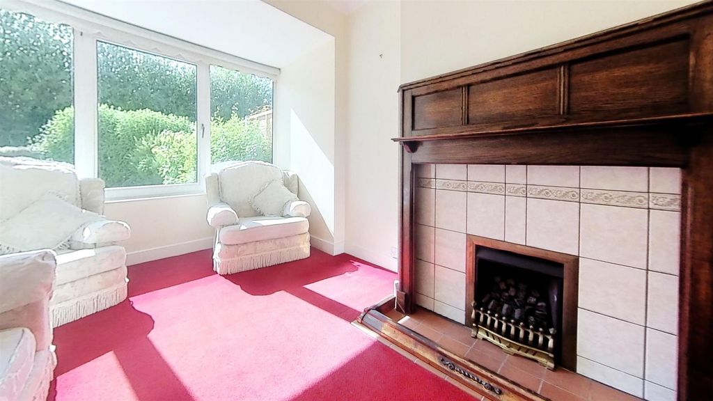 Property photo 1 of 18 Living Room