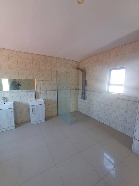 Property photo 2 of 32