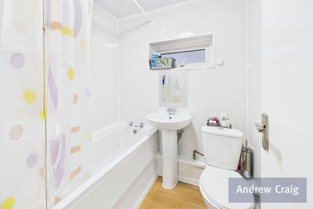 Property photo 3 of 9 Bathroom