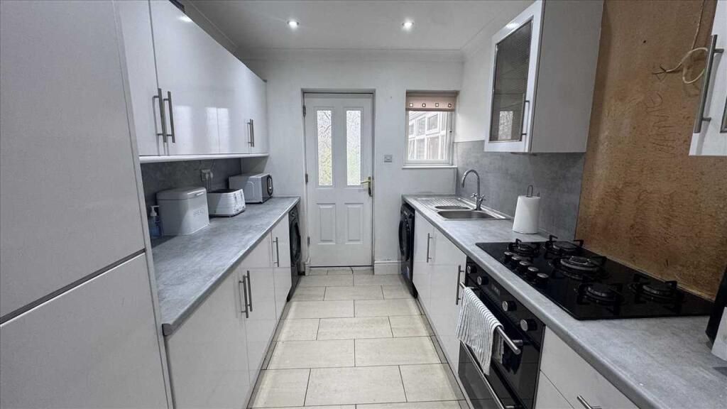 Property photo 3 of 7 Kitchen