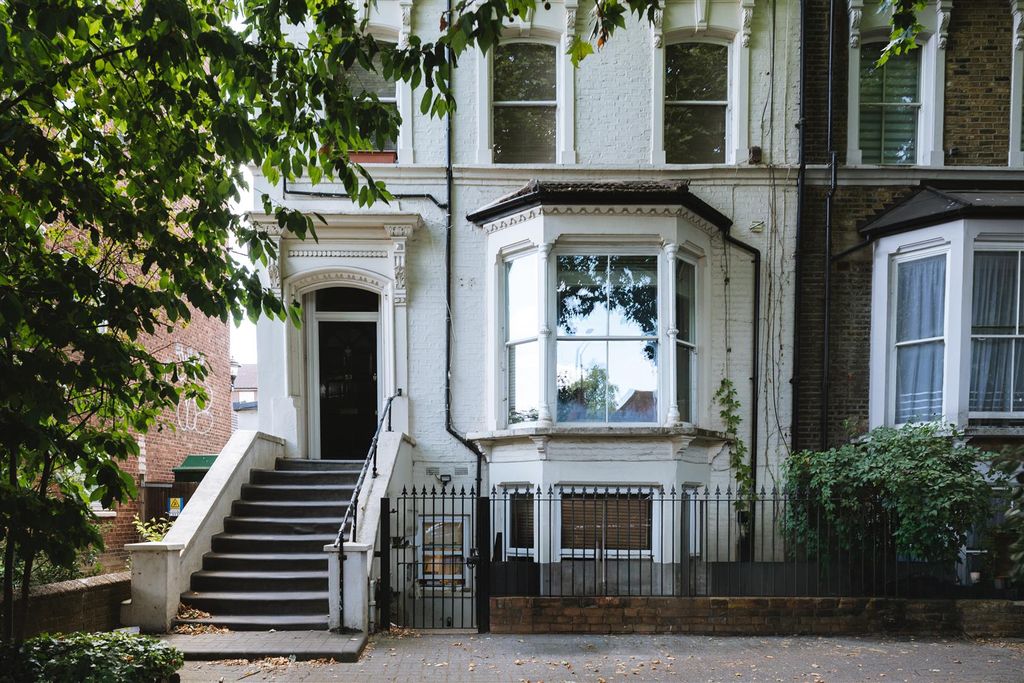 Property photo 2 of 27 Upper Clapton Road-7.Jpg