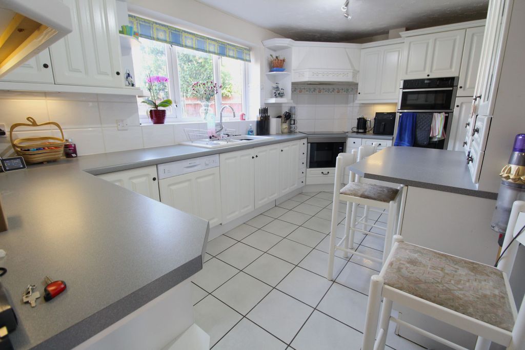 Property photo 3 of 27 Kitchen