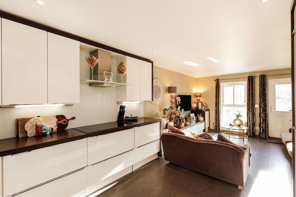 Property photo 3 of 24 6