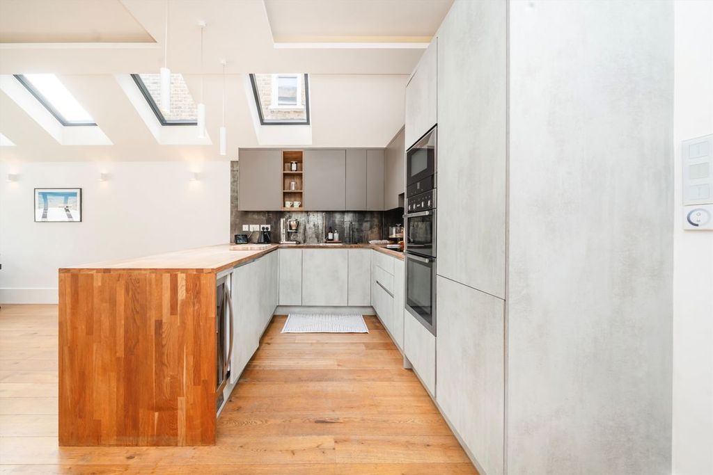 Property photo 3 of 8