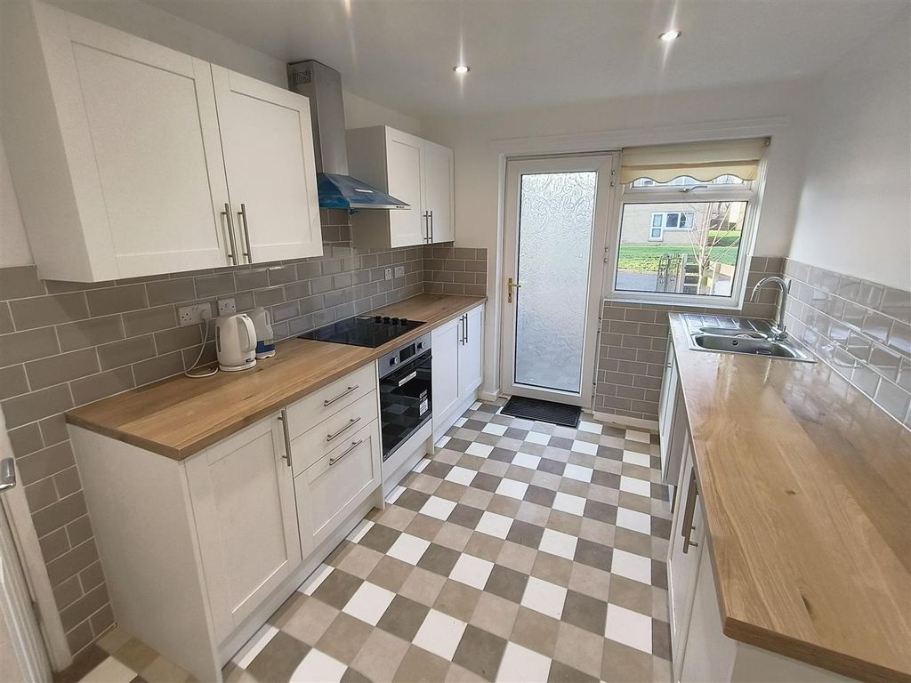 Property photo 1 of 17 Kitchen 4.Jpg