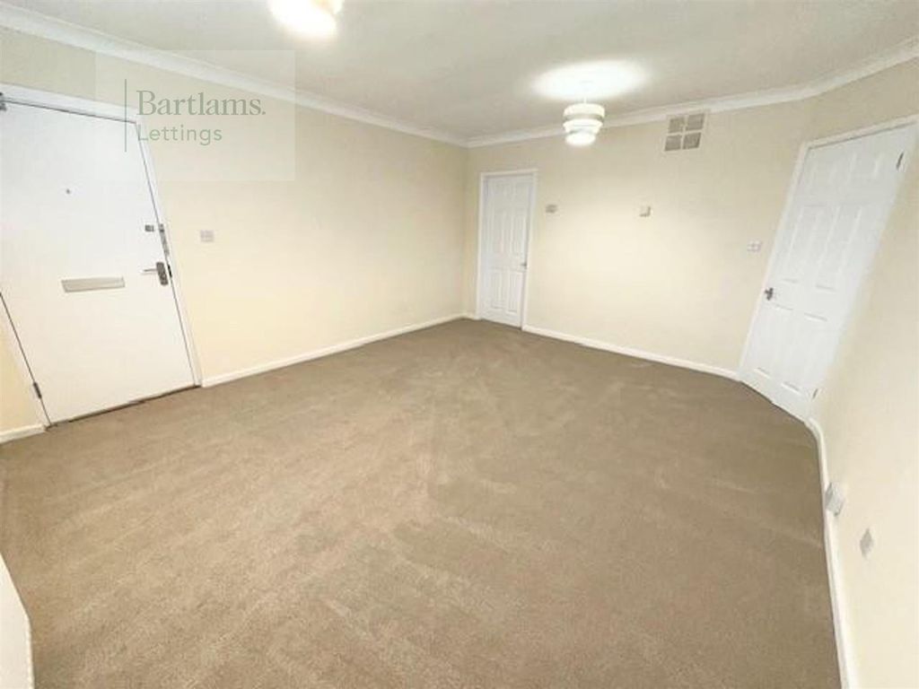 Property photo 3 of 12 Lounge