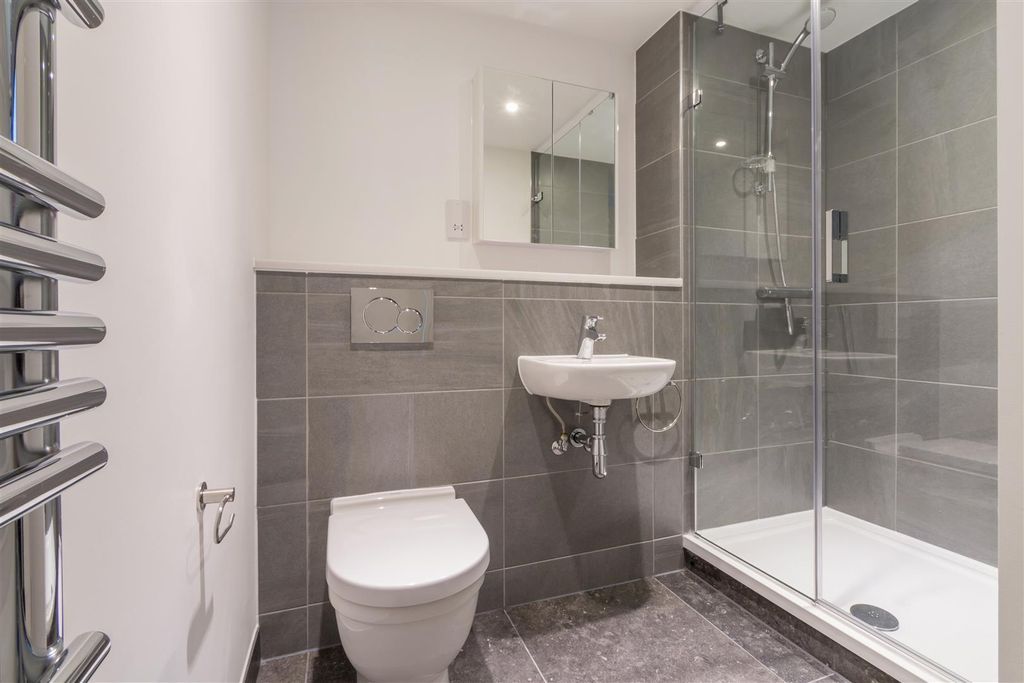 Property photo 3 of 7 Bathroom