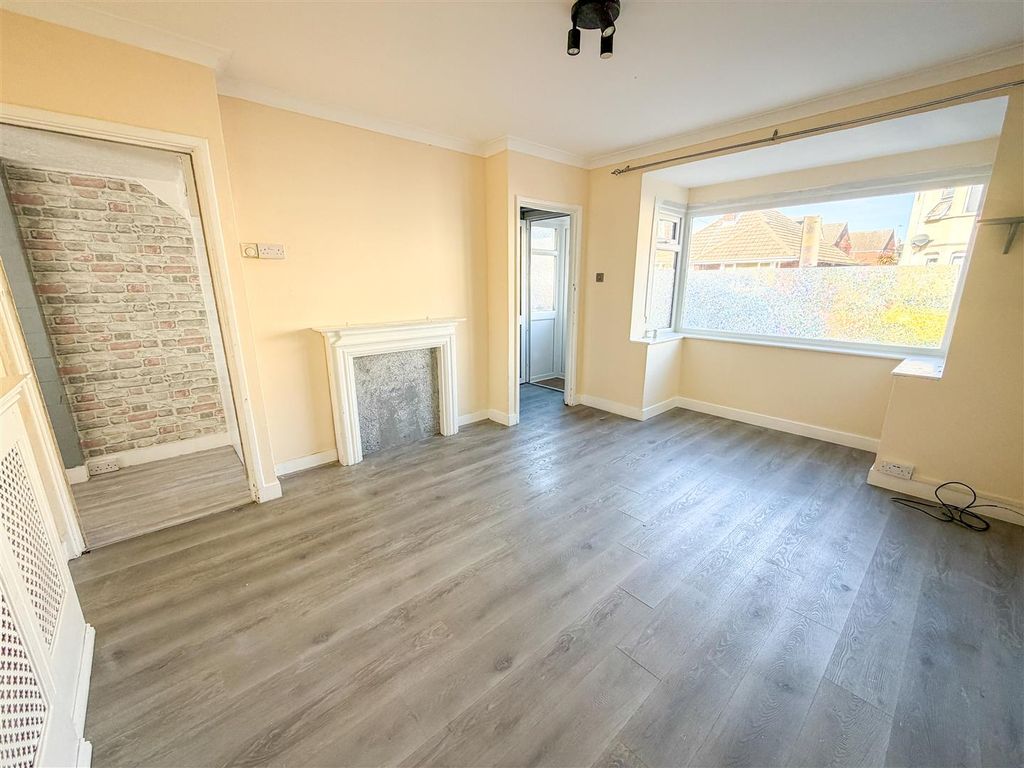 Property photo 2 of 16 Lounge