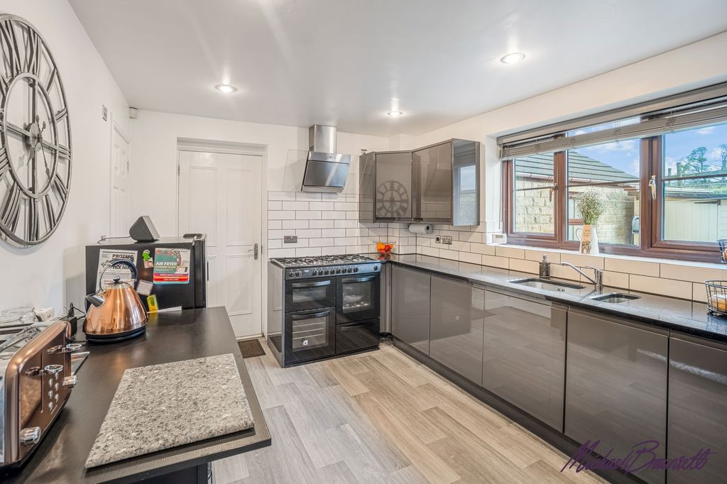 Property photo 3 of 35