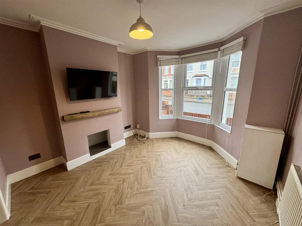 Property photo 3 of 18 Living Room (2/2)