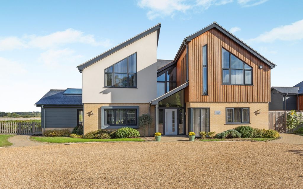 Property photo 2 of 26 Woodburgh House