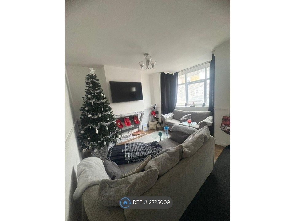 Property photo 1 of 10 Living Room