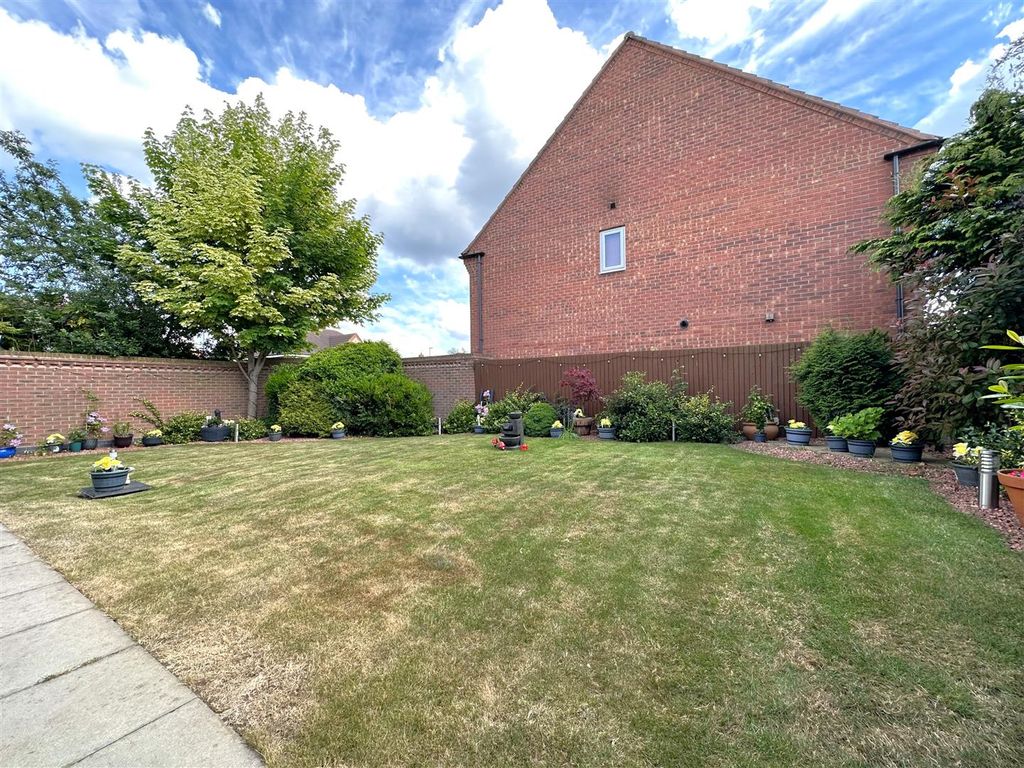 Property photo 3 of 29 Well-Appointed Rear Garden 698