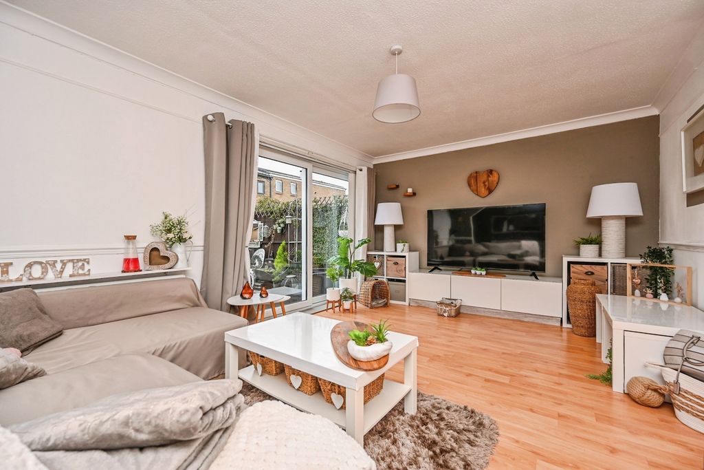 Property photo 2 of 8 Lounge