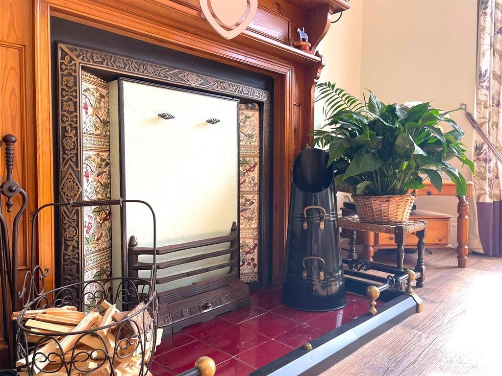 Property photo 3 of 14 Lounge
