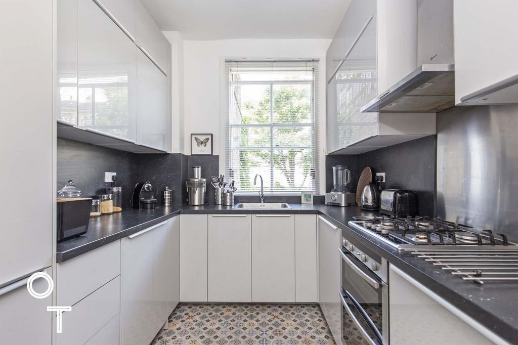 Property photo 3 of 9 Kitchen