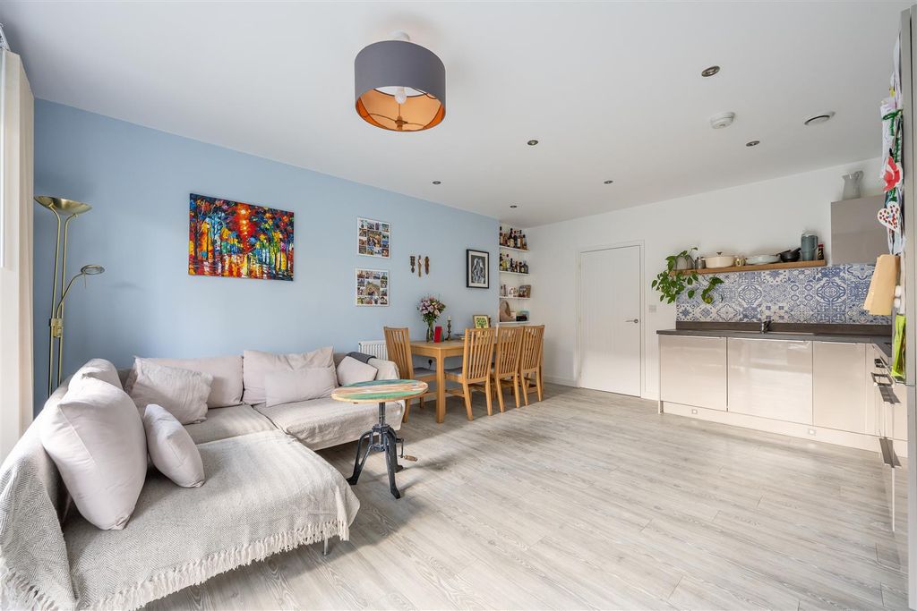 Property photo 2 of 20 Hoffmans Road, E17