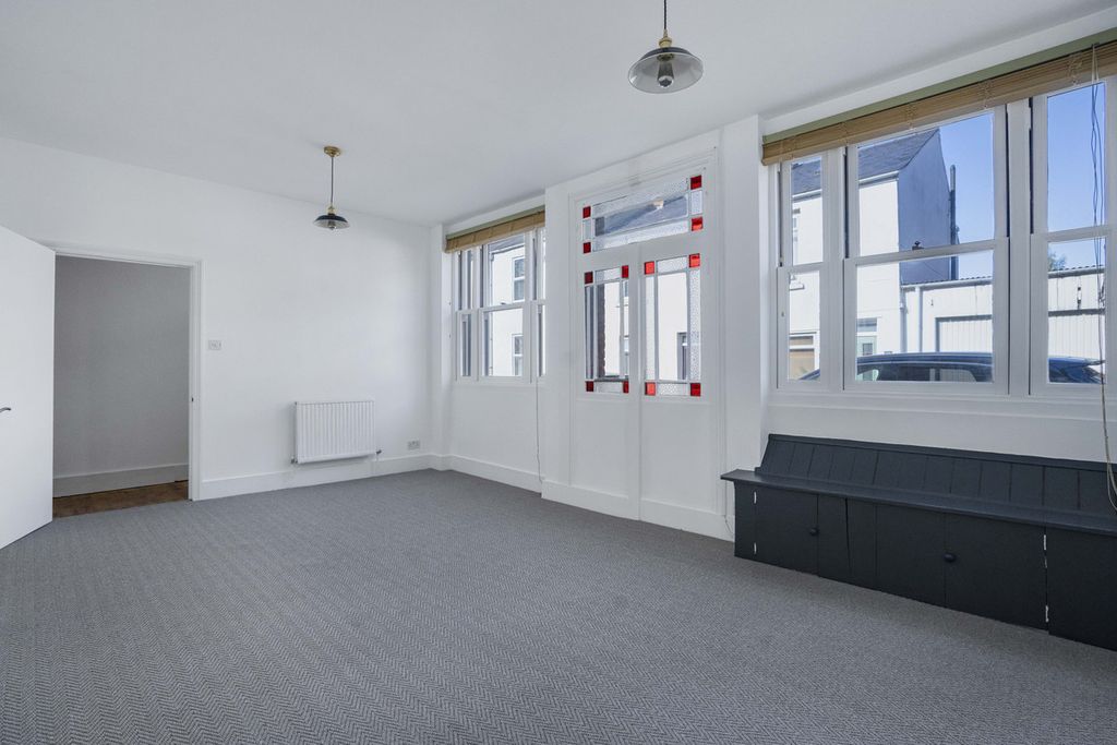 Property photo 3 of 28