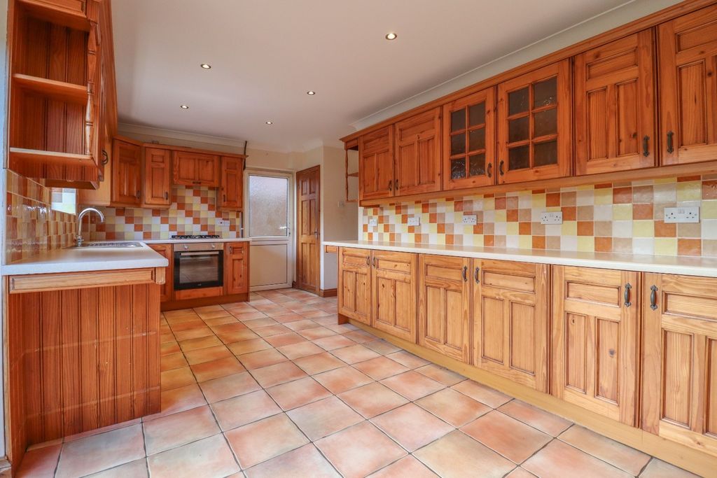 Property photo 2 of 14 5699654