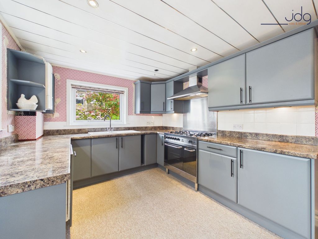 Property photo 2 of 11 Kitchen