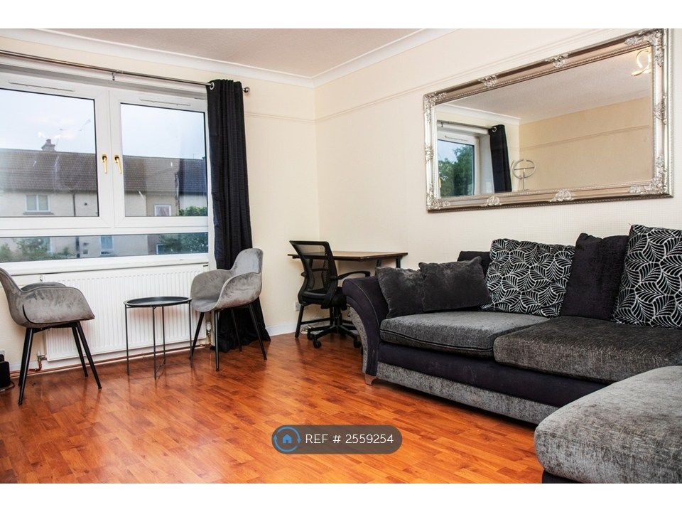 Property photo 1 of 30 Spacious Living Room