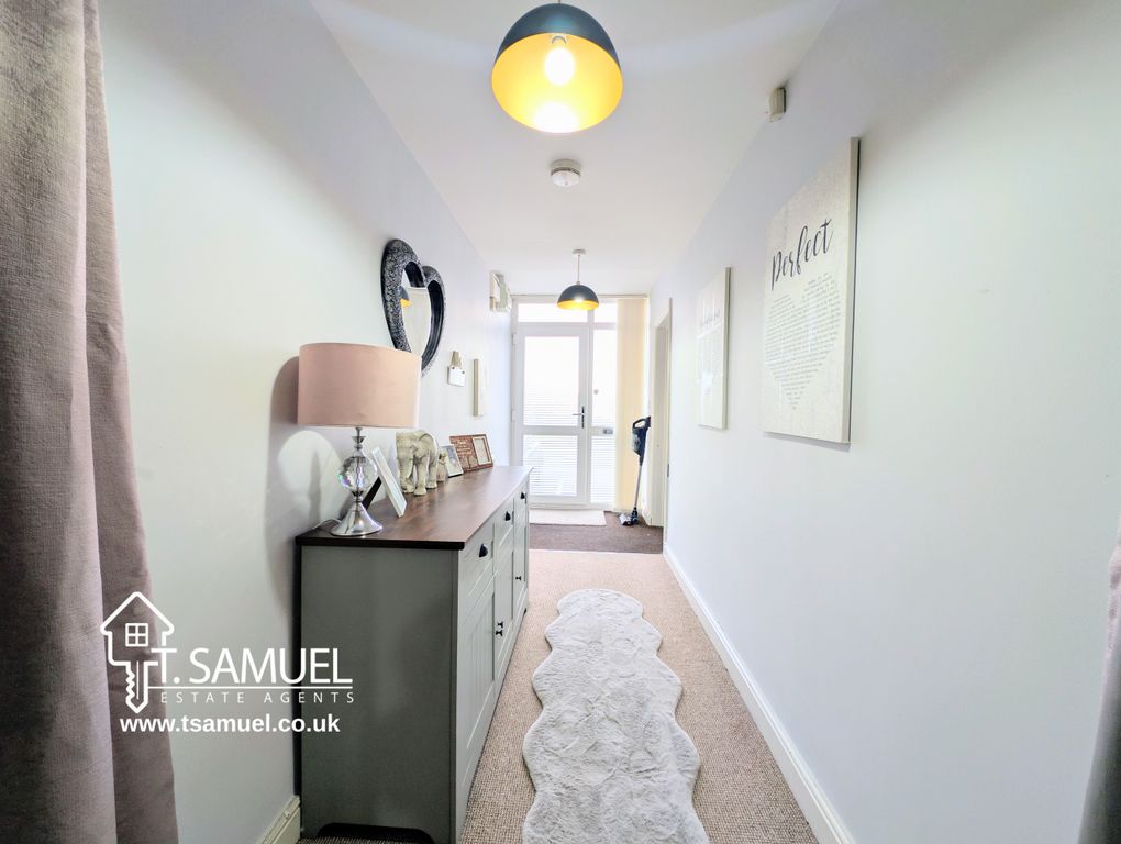 Property photo 2 of 10 Hallway