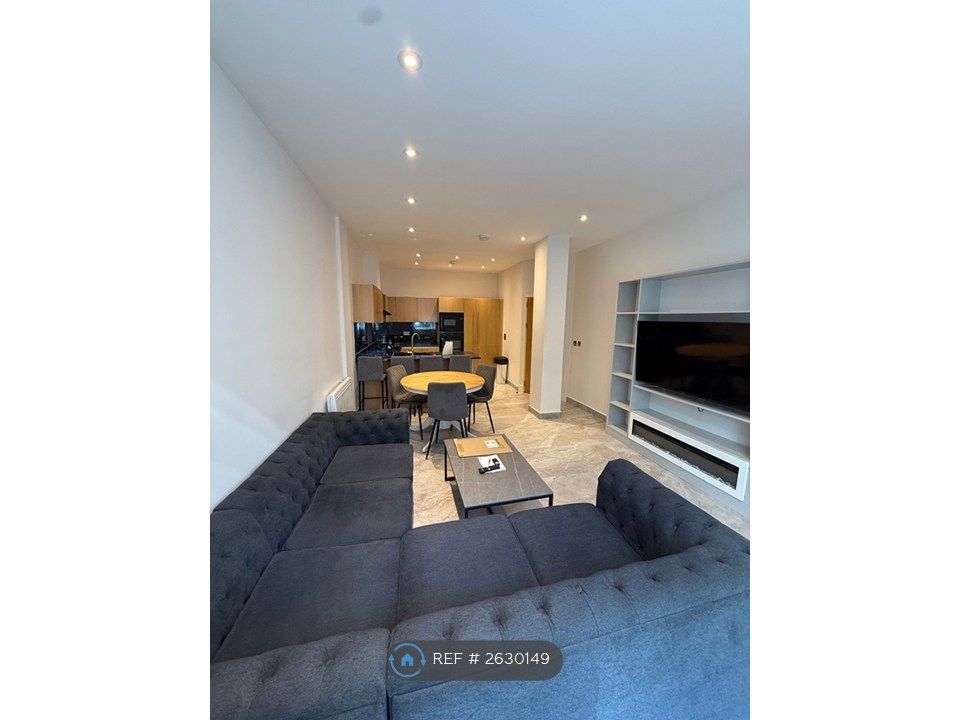 Property photo 1 of 23 Living Room / Kitchen