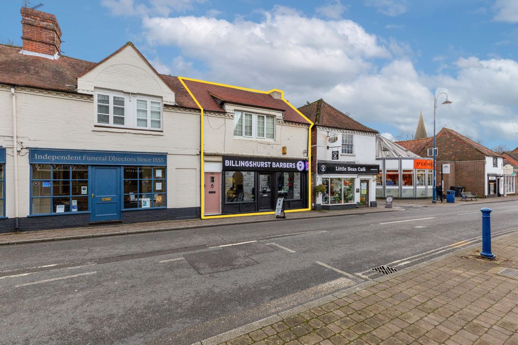 Property photo 1 of 9 33 High Street, Billingshurst Rh14 9Pp