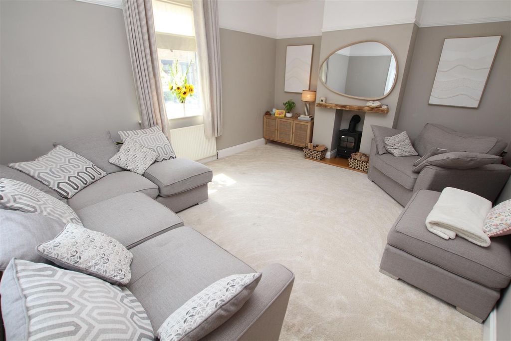 Property photo 2 of 35