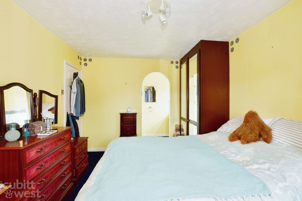 Property photo 2 of 9 Bedroom